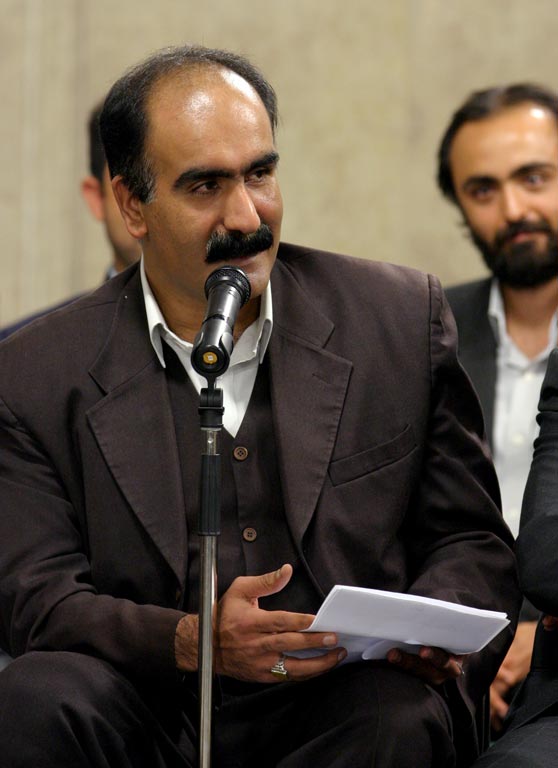 هنر طنزپرداز است که با ایجاد لبخند، شرایط را مدیریت کند