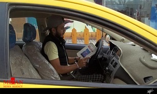 کتاب خوانی  در تاکسی موئد قاسم