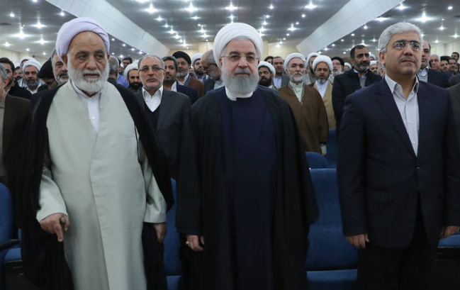تجلیل روحانی از برگزیدگان بیست و هفتمین اجلاس سراسری نماز
