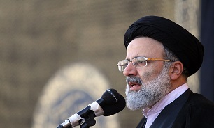 روشنفکر کسی است که جامعه را به سمت استقلال می‌برد