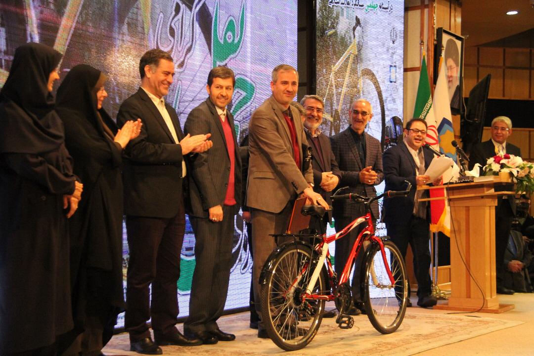 تقدیر وزیر کشور از معاون و مدیران حمل و نقل شهرداری تهران تقدیر وزیر کشور از معاون و مدیران حمل و نقل شهرداری تهران