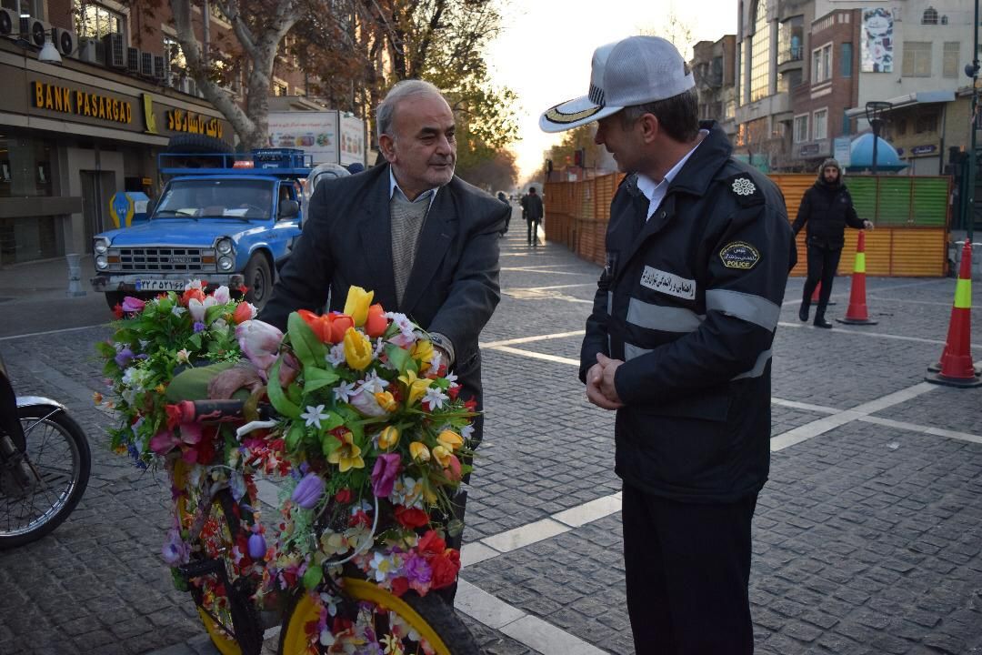 تقدیر از دوچرخهسواران محدوده بازار/ نارضایتی از موتورسوارانی که هیچ حقی برای دیگران قائل نیستند تقدیر از دوچرخهسواران محدوده بازار/ نارضایتی از موتورسوارانی که هیچ حقی برای دیگران قائل نیستند