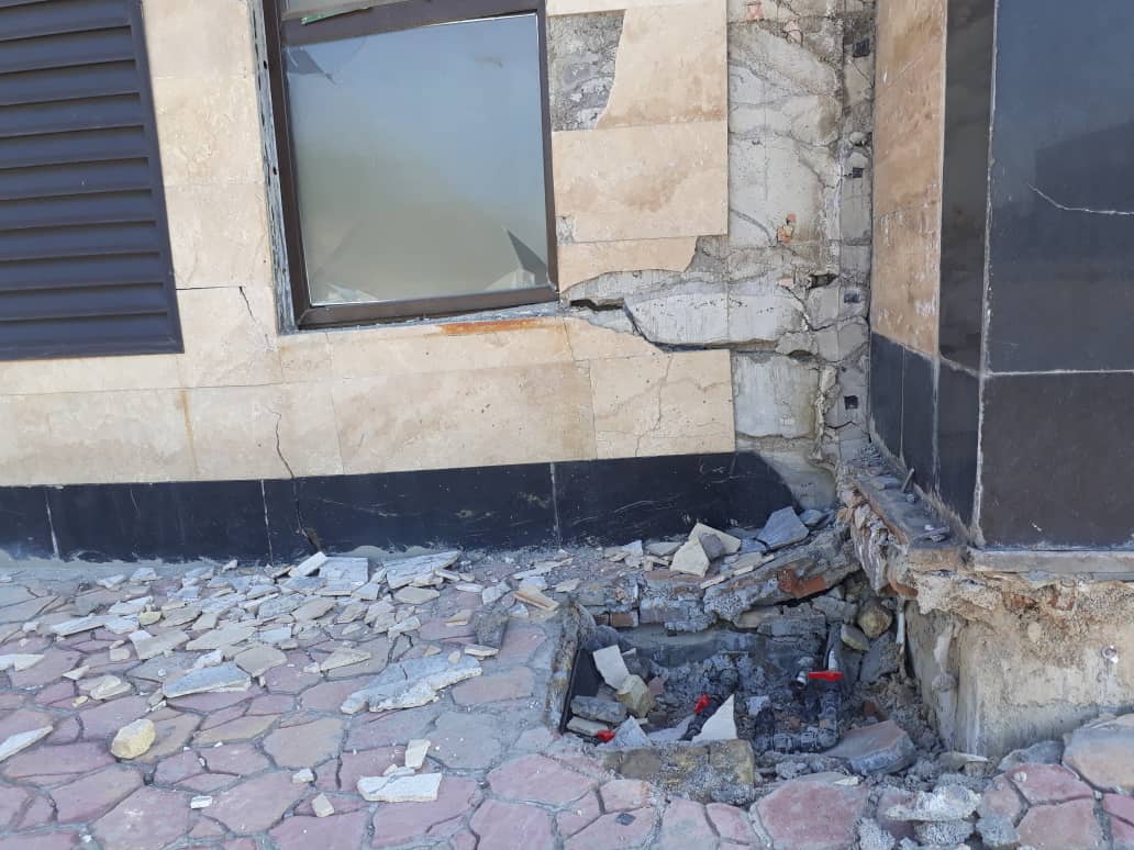 نشست زمین در محوطه بیرونی ایستگاه متروی جوادیه دسترسیها را مشکل کرده است نشست زمین در محوطه بیرونی ایستگاه متروی جوادیه دسترسیها را مشکل کرده است