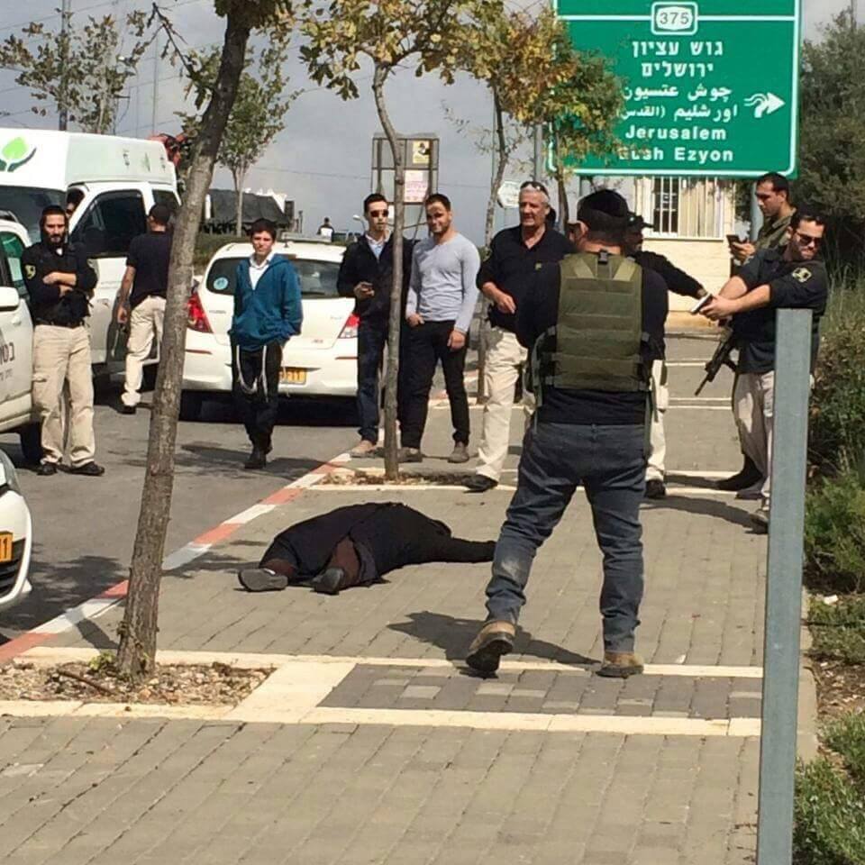 دختر فلسطینی هدف تیراندازی نظامیان صهیونیست قرار گرفت+عکس دختر فلسطینی هدف تیراندازی نظامیان صهیونیست قرار گرفت+عکس