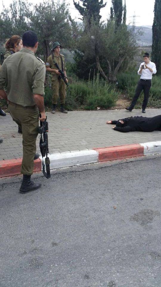 دختر فلسطینی هدف تیراندازی نظامیان صهیونیست قرار گرفت+عکس دختر فلسطینی هدف تیراندازی نظامیان صهیونیست قرار گرفت+عکس