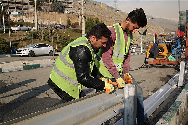 آغاز ایمنسازی معابر اصلی دانشگاه آزاد اسلامی علوم و تحقیقات با نصب گاردریل