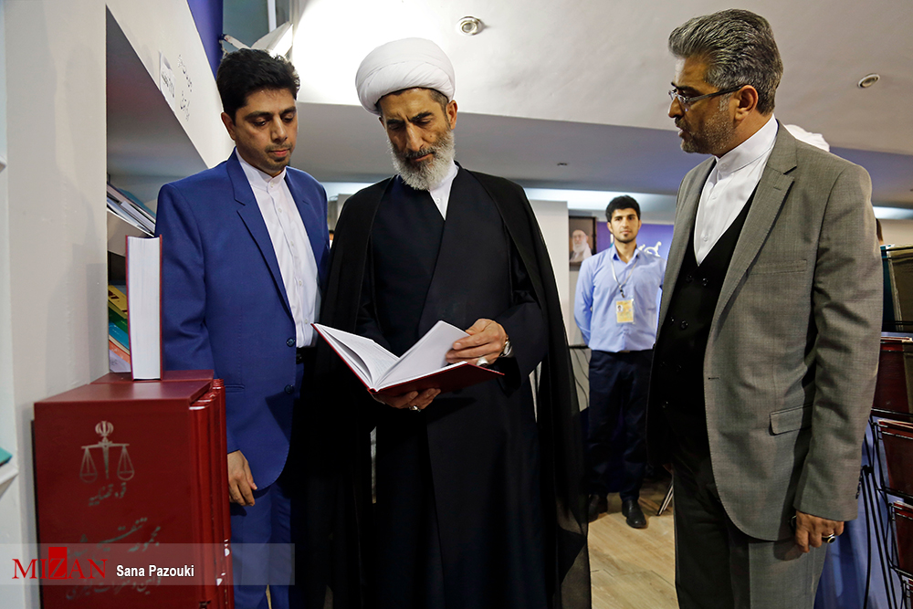 بازدید رهبر معظم انقلاب از نمایشگاه کتاب تهران/هشدار به محتکران کاغذ