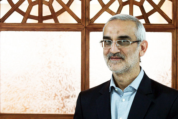 محسن پورسید آقایی در پاسخ به خبرنگار گروه جامعه  درخصوص درآمد فضای تبلیغاتی مترو گفت: ما معتقد هستیم تبلیغات در حوزه مترو، اتوبوسرانی و تاکسیرانی بهتر است به خود این سازمان‌ها واگذار شود؛ که البته این موضوع نیاز به اصلاح مصوبه شورای شهر دارد که طبق مصوبه شورا هیچ کس و نهادی به جز سازمان زیباسازی شهرداری حق واگذاری تبلیغات را ندارد.وی ادامه داد: از شورا درخواست شده است که این مصوبه اصلاح شود و این تبلیغات در اختیار خود سازمان‌های مربوطه قرار بگیرد، در حال حاضر مبلغ قرارداد سازمان زیباسازی با مترو برای تبلیغات ۲۰ میلیارد تومان است که با واگذاری محل تبلیغات به خود مترو امکان افزایش این مبلغ تا ۴۰ میلیارد تومان وجود دارد.
