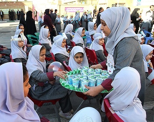 توزیع رایگان شیر در پیش دبستانی ها و دبستان ها بعد از 2 سال