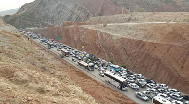 قیچی کردن تانکر سوخت علت ترافیک سنگین در محور ایلام- مهران قیچی کردن تانکر سوخت علت ترافیک سنگین در محور ایلام- مهران