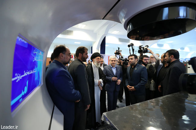 بازدید رهبر انقلاب از نمایشگاه شرکت‌های دانش‌بنیان وفناوری‌های برتر
