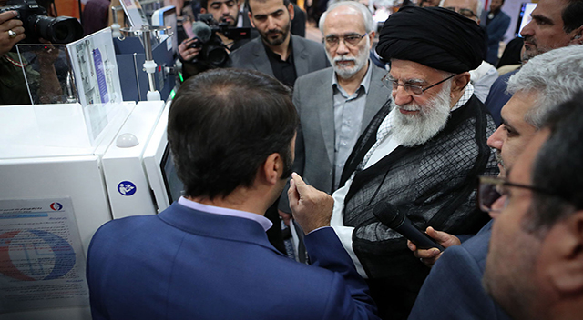لحظاتی از حضور رهبر انقلاب در نمایشگاه شرکتهای دانشبنیان و فناوریهای برتر لحظاتی از حضور رهبر انقلاب در نمایشگاه شرکتهای دانشبنیان و فناوریهای برتر