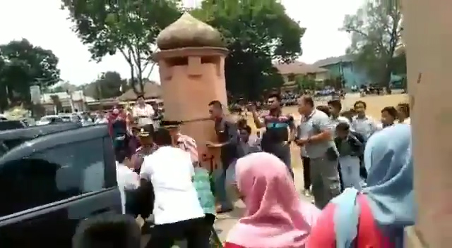 وزیر اندونزیایی با چاقو زخمی شد