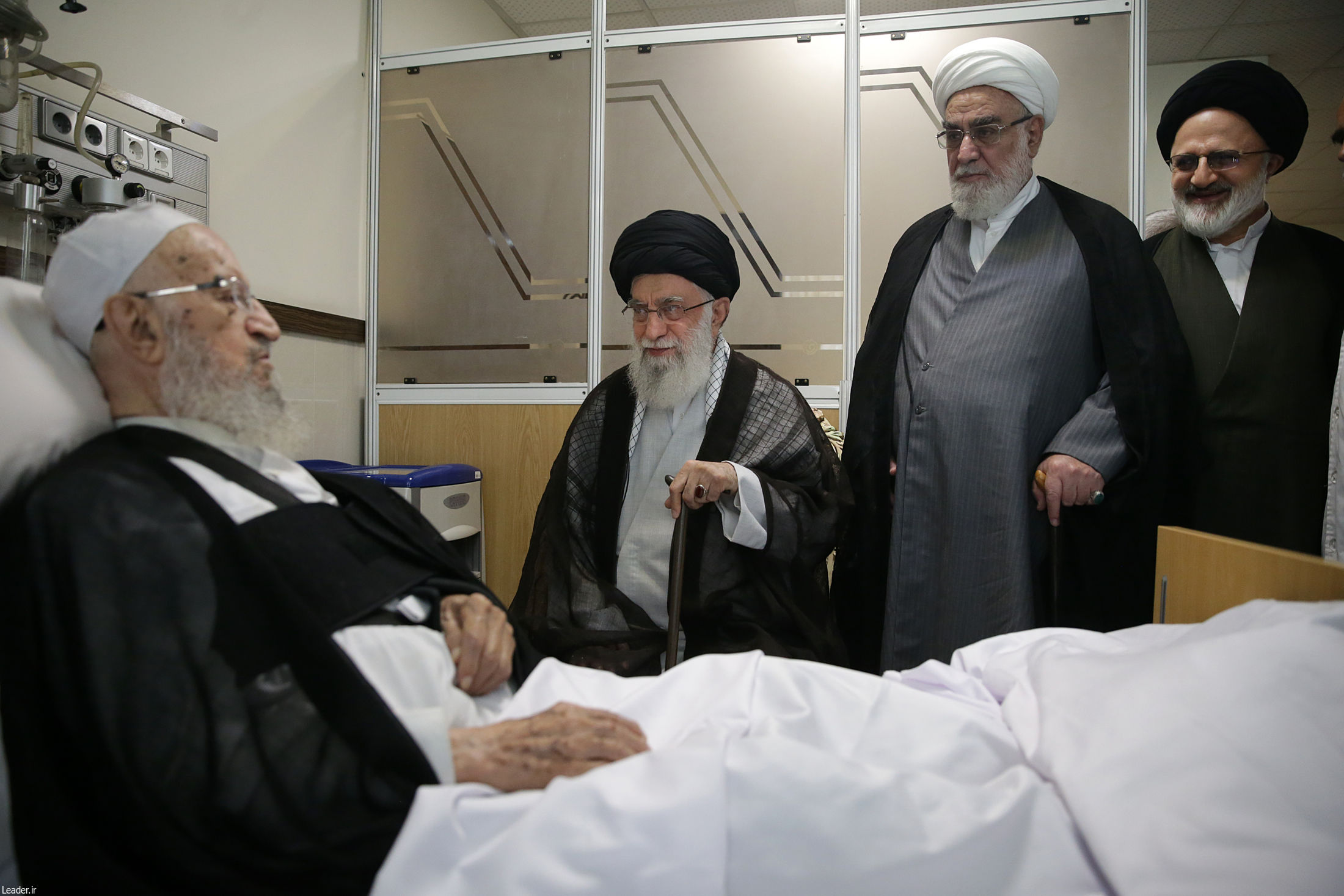 رهبر انقلاب اسلامی از آیت الله مکارم شیرازی عیادت کردند