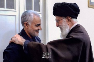 سرلشکر قاسم سلیمانی در محضر رهبر انقلاب سرلشکر قاسم سلیمانی در محضر رهبر انقلاب