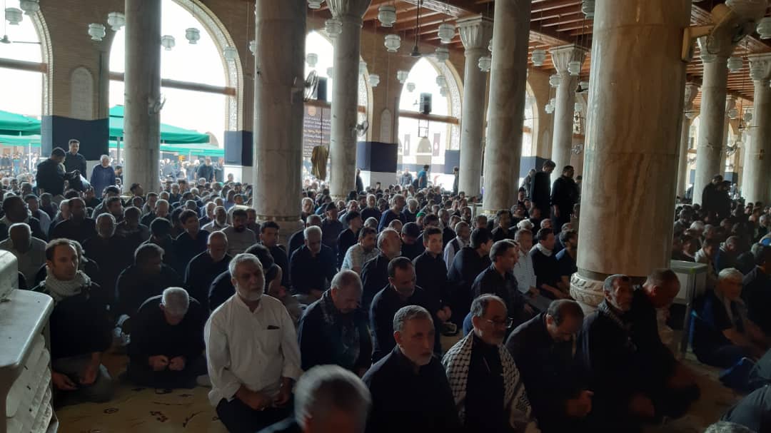 برپایی نماز جماعت ظهر اربعین در مسجد کوفه به امامت یک روحانی ایرانی برپایی نماز جماعت ظهر اربعین در مسجد کوفه به امامت یک روحانی ایرانی