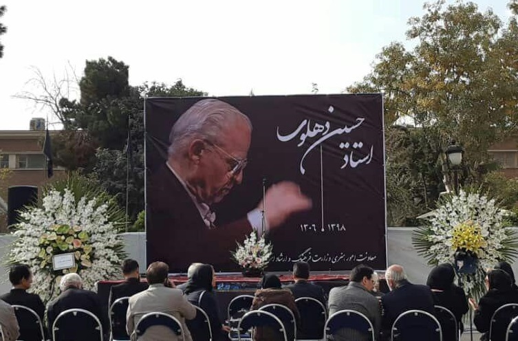 پیکر «حسین دهلوی» پیکر «حسین دهلوی» چهره ماندگار عرصه موسیقی در تالار وحدت تهران تشییع شد