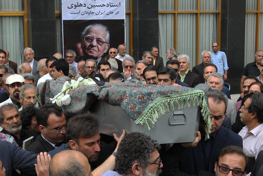 پیکر «حسین دهلوی» پیکر «حسین دهلوی» چهره ماندگار عرصه موسیقی در تالار وحدت تهران تشییع شد