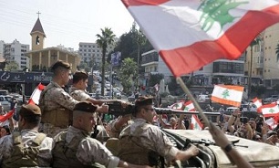 تجمع معترضان لبنان در مقابل بانک مرکزی در بیروت/ تاکید جنبلاط بر ادامه همکاری با دولت