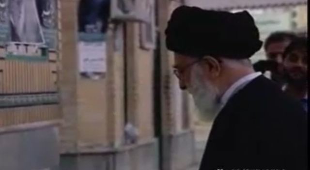 حضور سحرگاهی رهبر انقلاب در آرامگاه شیخان قم و زیارت امامزاده علی بن جعفر و گلزار شهدا حضور سحرگاهی رهبر انقلاب در آرامگاه شیخان قم و زیارت امامزاده علی بن جعفر و گلزار شهدا