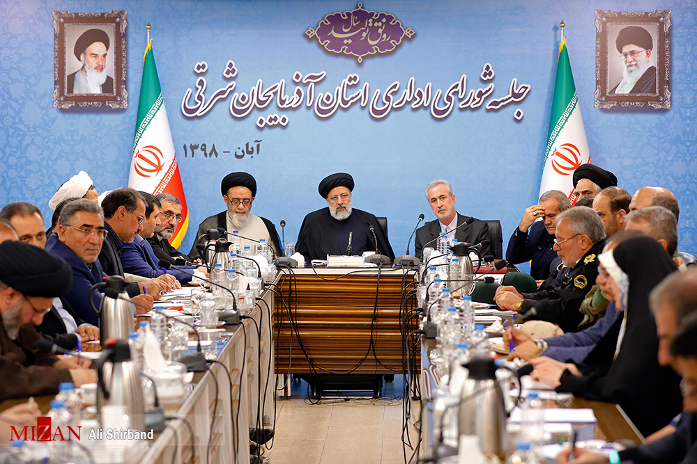 بازدید از کارخانه ماشین‌سازی و بازار‌های فرش و کفش تبریز/ آیت‌الله رئیسی: فساد چوبی لای چرخ تولید است/هر جا که مبارزه با فساد صورت گرفت چرخ‌های تولید پر حرکت‌تر و پر رونق‌تر می‌شود/ با اقدامات قضات و دادستان‌ها در سراسر کشور از تعطیلی حدود ۵۰۰ کارگاه و مراکز تولیدی جلوگیری شده است/ نظام بروکراسی اداری پیچیده‌ای که کار‌ها را با تعویق مواجه می‌کند، موجب رشوه می‌شود