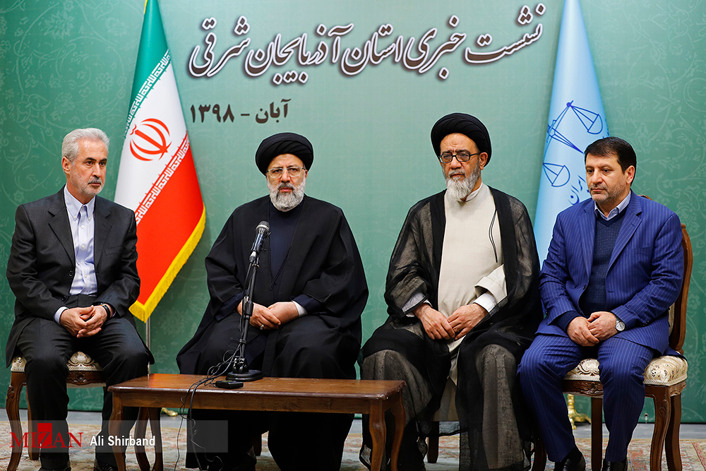 بازدید از کارخانه ماشین‌سازی و بازار‌های فرش و کفش تبریز/ آیت‌الله رئیسی: فساد چوبی لای چرخ تولید است/هر جا که مبارزه با فساد صورت گرفت چرخ‌های تولید پر حرکت‌تر و پر رونق‌تر می‌شود/ با اقدامات قضات و دادستان‌ها در سراسر کشور از تعطیلی حدود ۵۰۰ کارگاه و مراکز تولیدی جلوگیری شده است/ نظام بروکراسی اداری پیچیده‌ای که کار‌ها را با تعویق مواجه می‌کند، موجب رشوه می‌شود