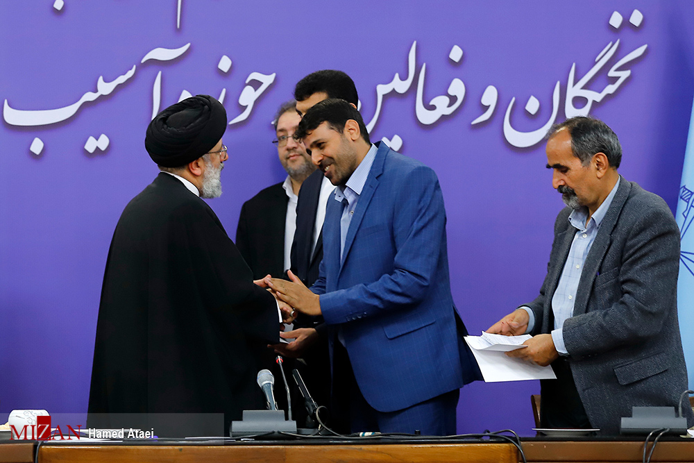 هر گونه بی عدالتی اجتماعی و اقتصادی ممکن است موجب بسیاری از آسیبهای اجتماعی شود/کسی که آسیب او تبدیل به جرم میشود و ناگزیر باید در دادگاه محاکمه و به عنوان مجرم در زندان نگهداری شود، از این به بعد به عنوان یک آسیب دیده اجتماعی با او برخورد میشود/پایاننامههای دانشگاهی به حوزه عمل بیایند هر گونه بی عدالتی اجتماعی و اقتصادی ممکن است موجب بسیاری از آسیبهای اجتماعی شود/کسی که آسیب او تبدیل به جرم میشود و ناگزیر باید در دادگاه محاکمه و به عنوان مجرم در زندان نگهداری شود، از این به بعد به عنوان یک آسیب دیده اجتماعی با او برخورد میشود/پایاننامههای دانشگاهی به حوزه عمل بیایند