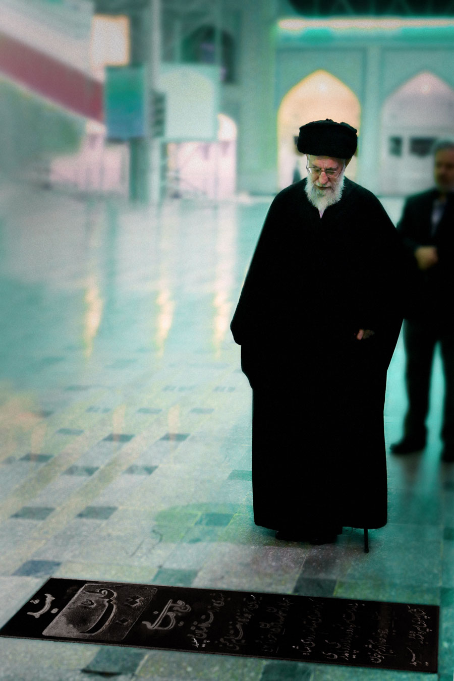 تصاویری از حضور رهبر انقلاب بر مزار شهیدان طیب حاج رضایی و حاج اسماعیل رضایی تصاویری از حضور رهبر انقلاب بر مزار شهیدان طیب حاج رضایی و حاج اسماعیل رضایی