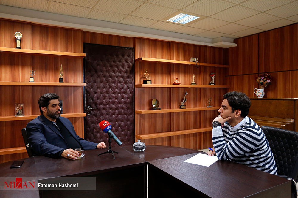 مهدیار حسن پور عدم توجه به زبان فارسی در موسیقی امروز/تاثیر منفی فضای مجازی بر وضعیت موسیقی کشور/تشنجی که موضوع تخصیص ۱۰ درصدی کنسرتها در فضای موسیقی ایجاد کرد/از ۱۹ هزار شعر ارسال شده به دفتر موسیقی فقط هزار شعر قابل قبول است