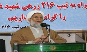 جوانان ما باید کارنامه سیاه آمریکا علیه ملت ایران را بخوانند/گوشی‌های هوشمند یک لانه جاسوسی در جیب ماست