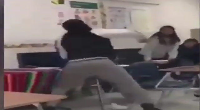 معلم عصبانی دانش آموز را تا حد مرگ کتک زد معلم عصبانی دانش آموز را تا حد مرگ کتک زد