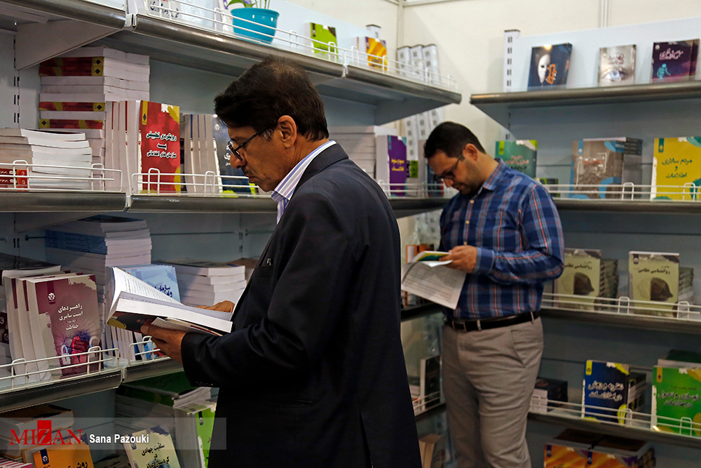 کتاب10 برپایی نمایشگاه کتاب با تخفیف ۵۰ درصد در نماز جمعه تهران/زنگ آغاز بیست و هفتمین هفته کتاب در یزد نواخته شد