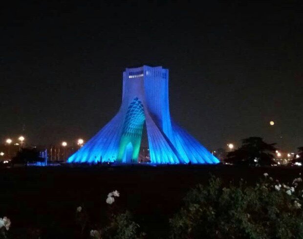 رنگ آبی برج آزادی به چه معناست؟ رنگ آبی برج آزادی به چه معناست؟