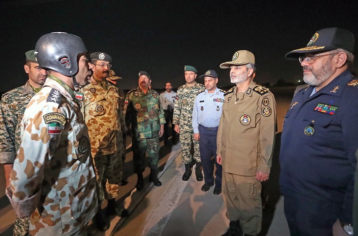 پرش شبانه تکاوران و چتربازان تیپ ۵۵ هوابرد شیراز در سواحل خلیج فارس پرش شبانه تکاوران و چتربازان تیپ ۵۵ هوابرد شیراز در سواحل خلیج فارس