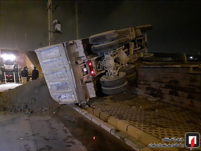 واژگونی کامیون در بزرگراه فتح