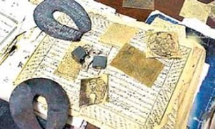 زن شیاد با 185 طلسم فلزی روانه بازداشتگاه شد/ متهم به اغفال مردم اعتراف کرد زن شیاد با 185 طلسم فلزی روانه بازداشتگاه شد/ متهم به اغفال مردم اعتراف کرد