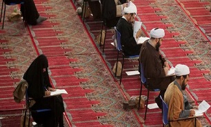 حضور یک داطلب خانم در آزمون کتبی انتخابات مجلس خبرگان