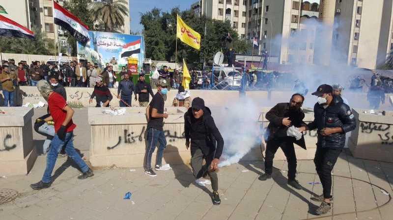 حرکت معترضان عراقی به سمت سفارت آمریکا؛ دیواره خارجی سفارت بار دیگر به آتش کشیده شد