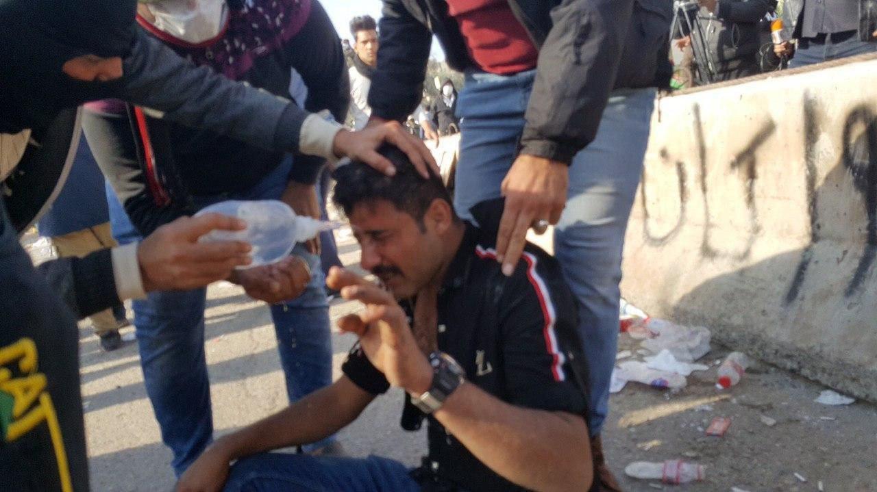 حرکت معترضان عراقی به سمت سفارت آمریکا؛ دیواره خارجی سفارت بار دیگر به آتش کشیده شد