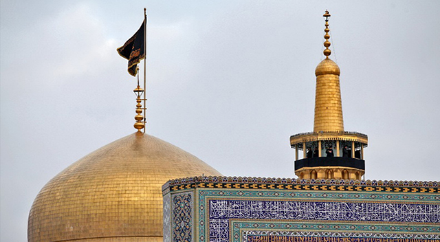 تعویض پرچم گنبد مطهر امام رضا (ع) در پی شهادت سردار حاج قاسم سلیمانی