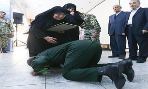 بوسه به پای مادر یک شهید توسط شهید سپهبد قاسم سلیمانی بوسه به پای مادر یک شهید توسط شهید سپهبد قاسم سلیمانی