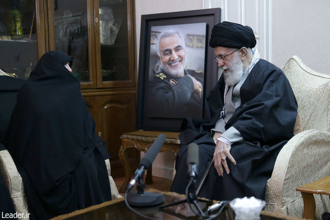 حضور رهبر معظم انقلاب اسلامی در منزل سردار شهید سپهبد سلیمانی حضور رهبر معظم انقلاب اسلامی در منزل سردار شهید سپهبد سلیمانی