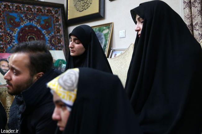 حضور رهبر معظم انقلاب اسلامی در منزل سردار شهید سپهبد سلیمانی حضور رهبر معظم انقلاب اسلامی در منزل سردار شهید سپهبد سلیمانی
