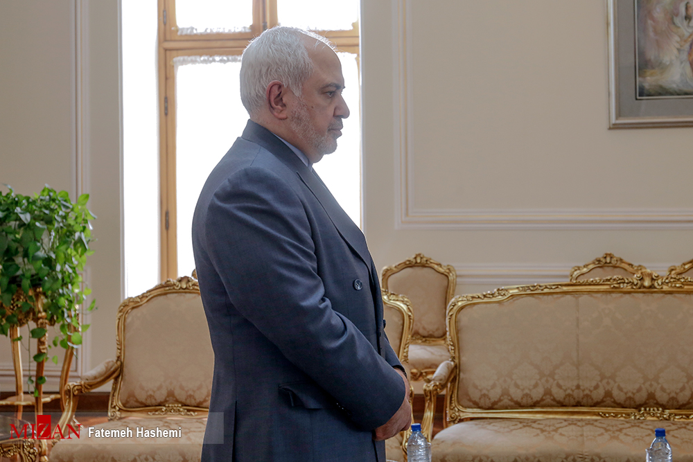 ظریف: تمام قد تعظیم میکنم در برابر رویاهایی که بر زمین افتادند