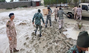 تکاوران دریایی ارتش به یاری ۴ روستای محاصره در آب شهرستان جاسک شتافتند