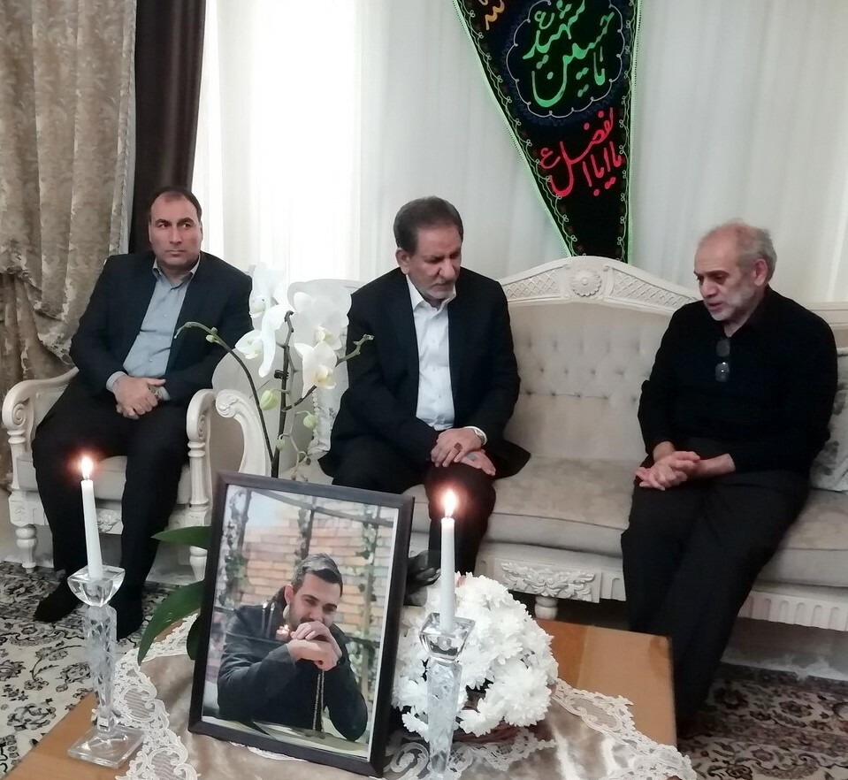 حضور جهانگیری در منزل سعید کدخدازاده یکی از جانباختگان سانحه هواپیمای اوکراینی حضور جهانگیری در منزل سعید کدخدازاده یکی از جانباختگان سانحه هواپیمای اوکراینی