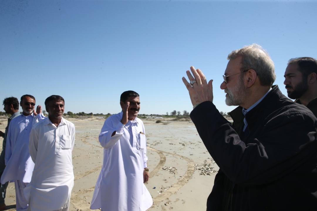 آخرین وضعیت مناطق سیل‌زده؛ بازدید سرلشکر سلامی از مناطق سیل زده استان سیستان و بلوچستان/ محاصره ده‌ها روستا در آب/ تحویل هزار بسته لوازم خانگی از سوی سپاه به سیل‌زدگان