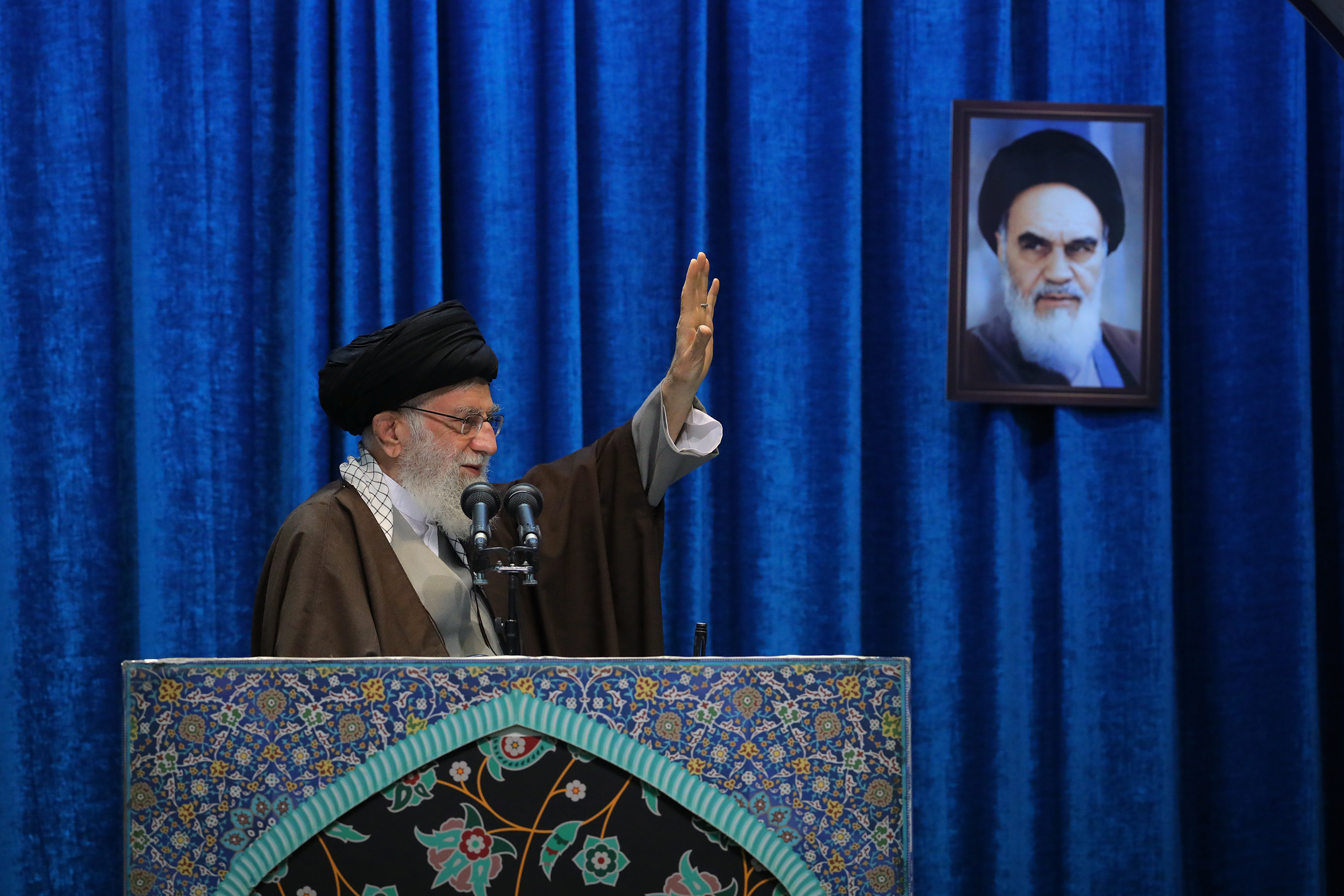 متن کامل خطبههای نماز جمعه تهران به امامت رهبر معظم انقلاب + عکس و صوت متن کامل خطبههای نماز جمعه تهران به امامت رهبر معظم انقلاب + عکس و صوت