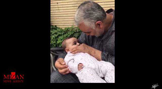 تصاویری از نوازش یک نوزاد در آغوش حاج قاسم سلیمانی تصاویری از نوازش یک نوزاد در آغوش حاج قاسم سلیمانی