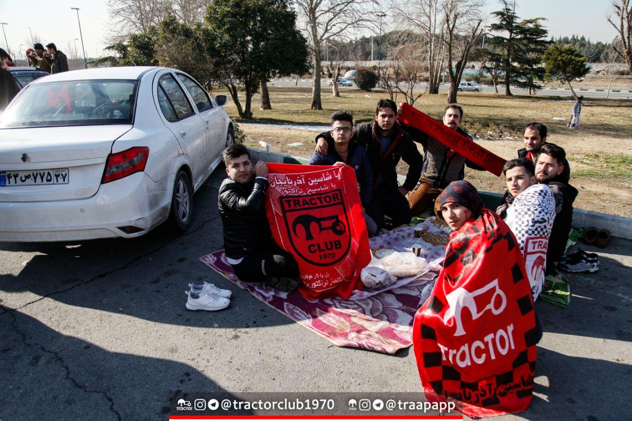 حضور پرتعداد هوداران تراکتور در ورزشگاه آزادی پیش از بازی با پرسپولیس + عکس